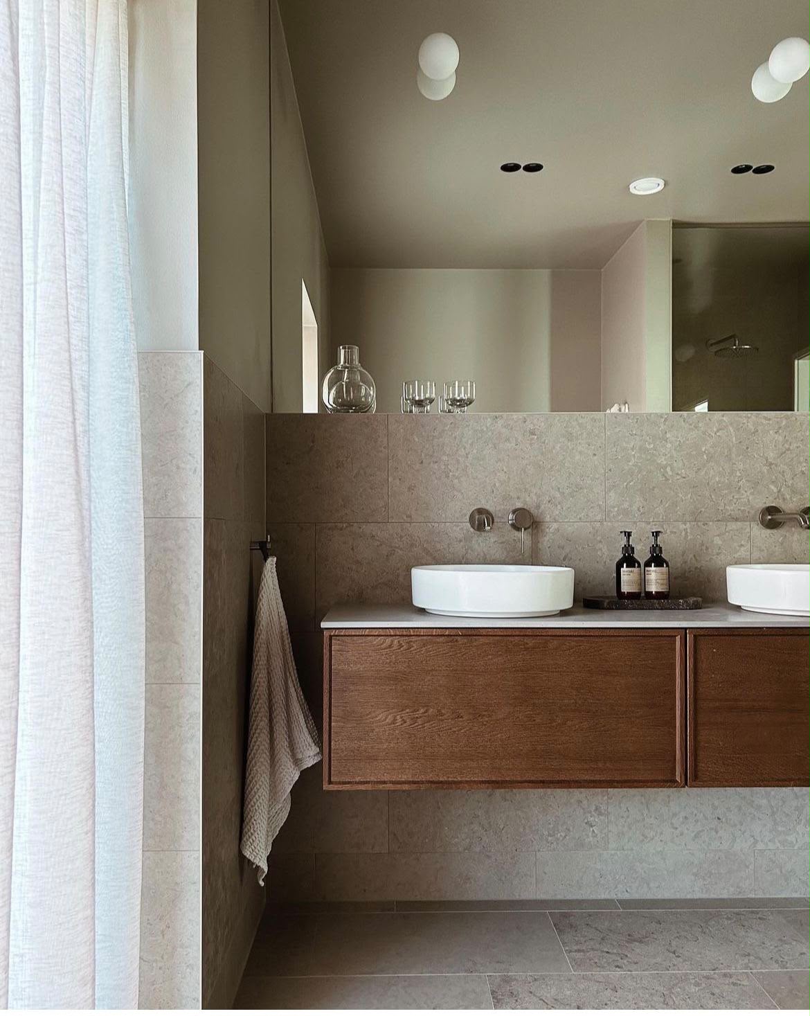 Sélection d'échantillons de matériaux pour salle de bain