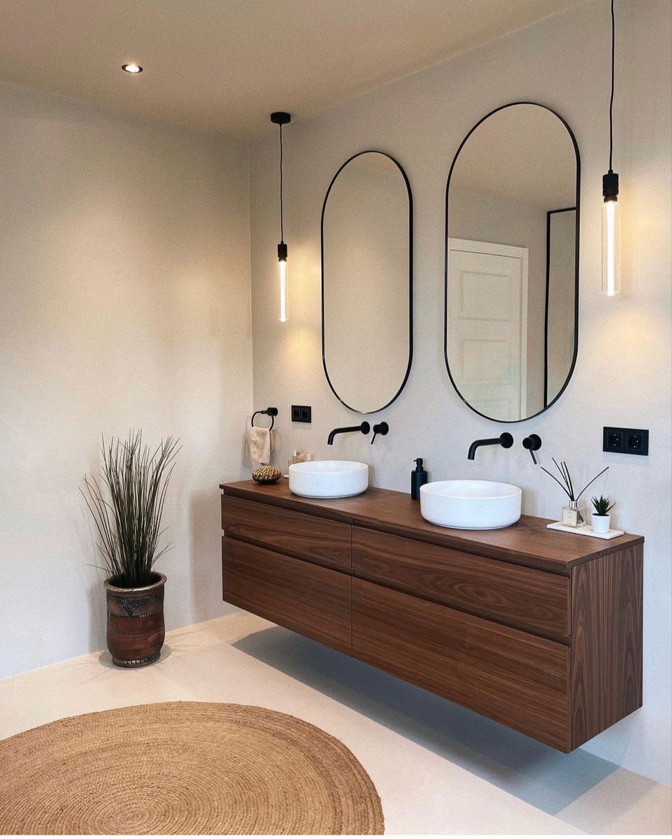 Salle de bain sur mesure aux tons neutres avec baignoire îlot